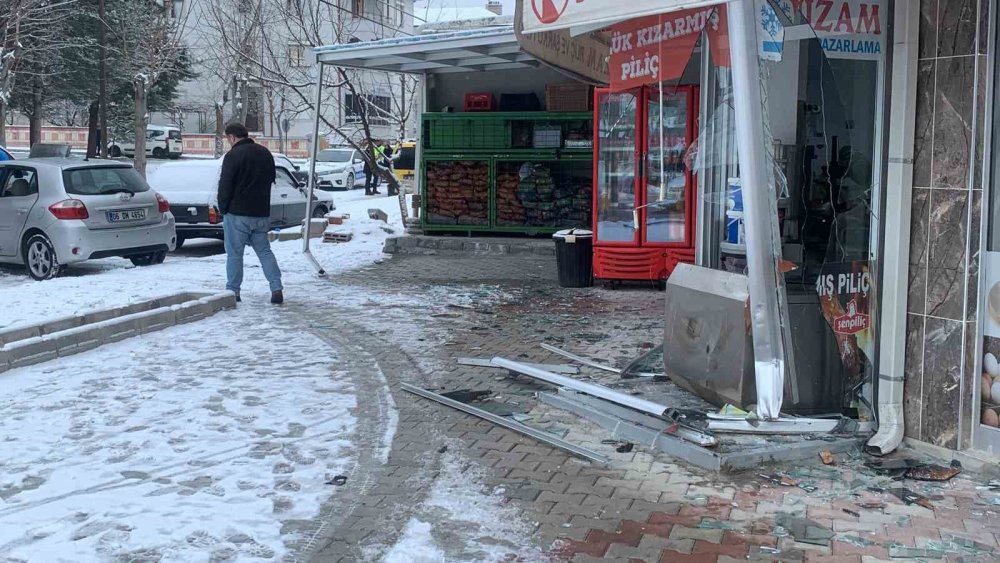 Karaman'da Kaza Yapan Araç Dükkana Girdi