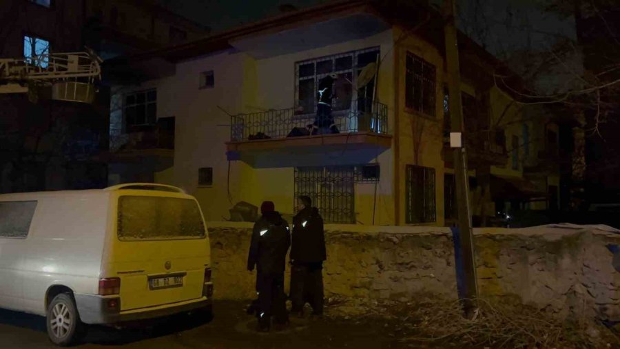 Komşularının Yardımıyla Oğlunu Yanmaktan Son Anda Kurtardı