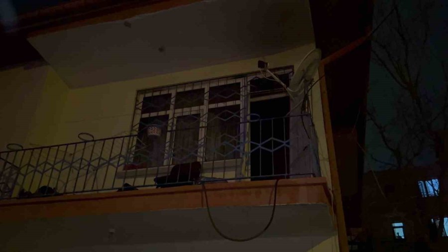 Komşularının Yardımıyla Oğlunu Yanmaktan Son Anda Kurtardı