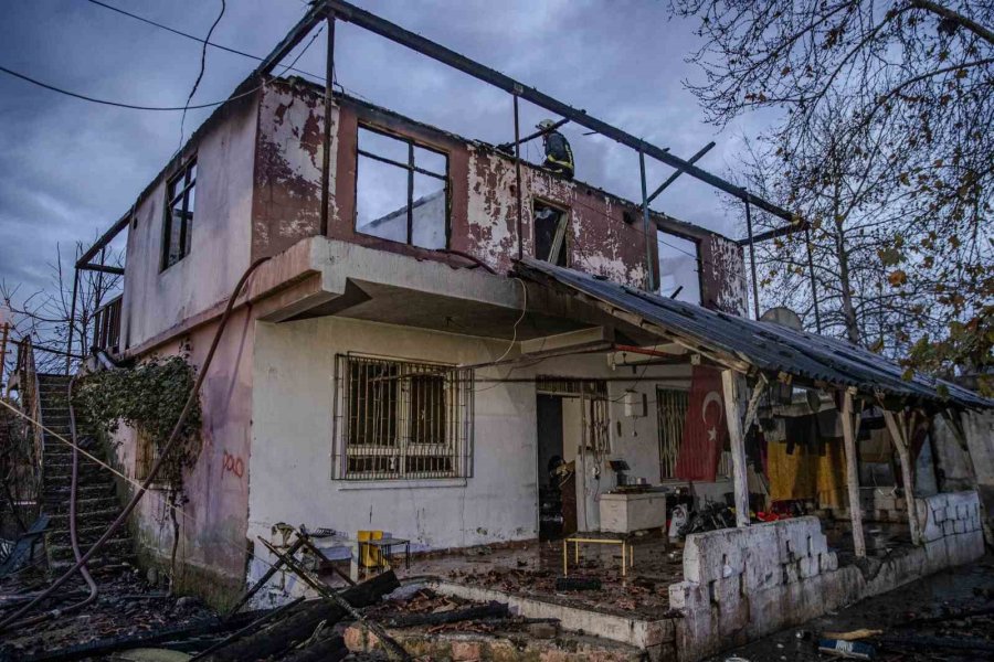 Antalya’da Müstakil Ev Alev Topuna Döndü