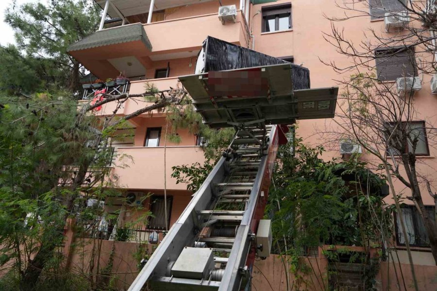 Yaşadığı Evden Çıkarılan Belarus Uyruklu Kadın Gözyaşlarına Boğuldu