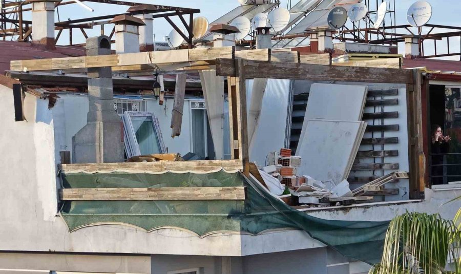 Genç Kadın Tadilatı Yapılan Terasında Çöken Çatının Altında Kaldı