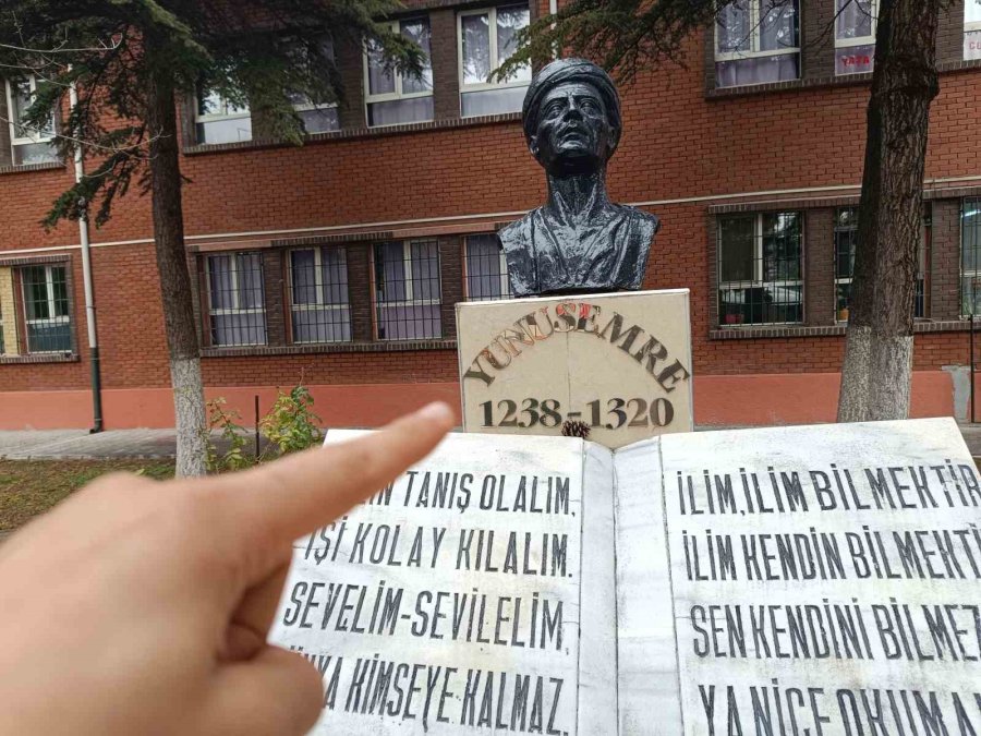 Yunus Emre İsminin Yazımında Bitişik Mi Ayrı Mı Tartışması