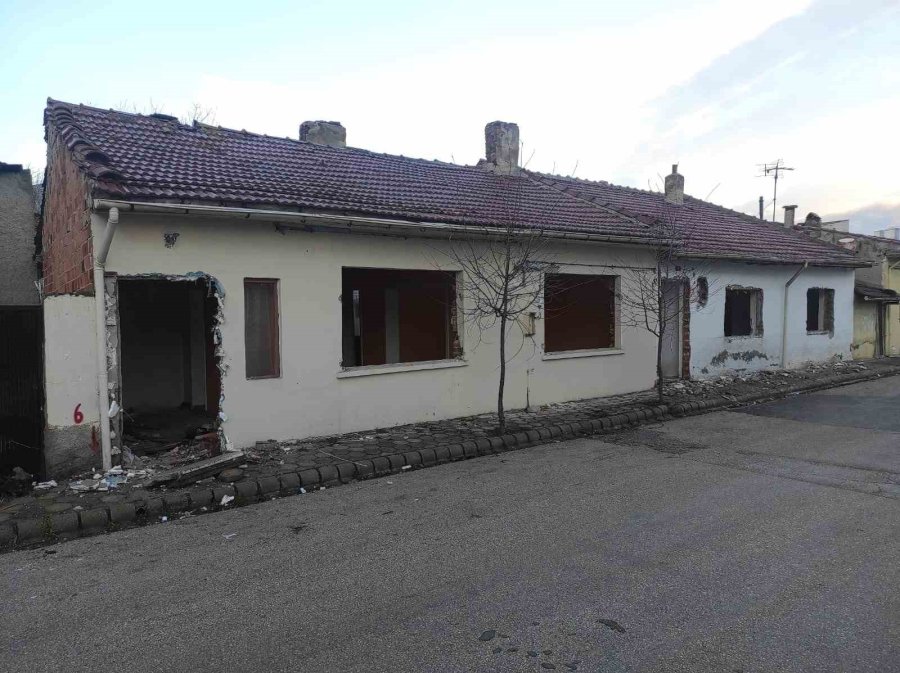 Metruk Ev Mahalle Sakinlerine Endişe Veriyor