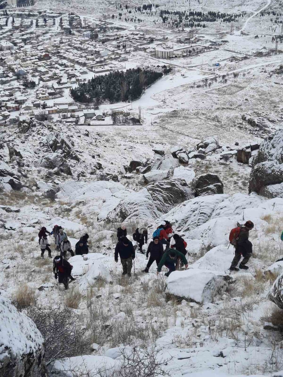 40 Kişilik Ekip Gönül Dağı’nın Zirvesine Tırmanarak Dev Türk Bayrağı Açtı