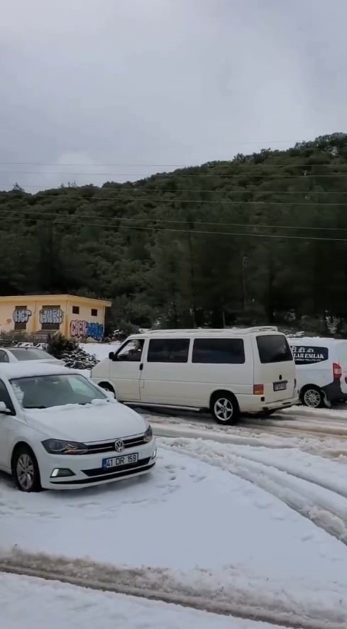Bir Anda Etkili Olan Dolu Yağışı Karayolunu Trafiğe Kapattı