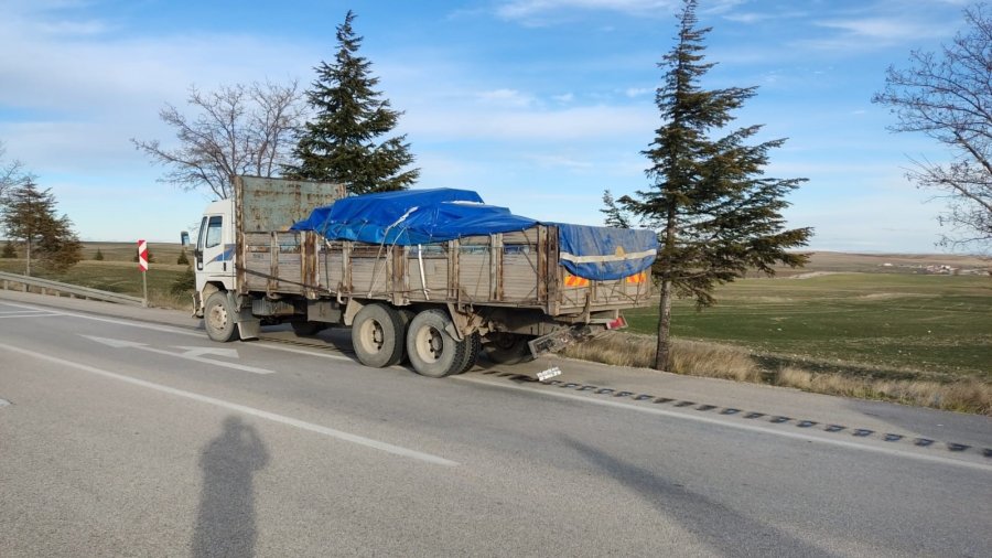 Konya’da Otomobil Kamyona Çarptı: 2 Yaralı