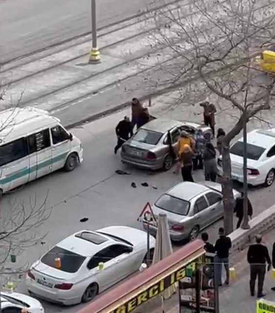 Kadınların Otomobildeki Şahıslarla Kavga Anı Kamerada