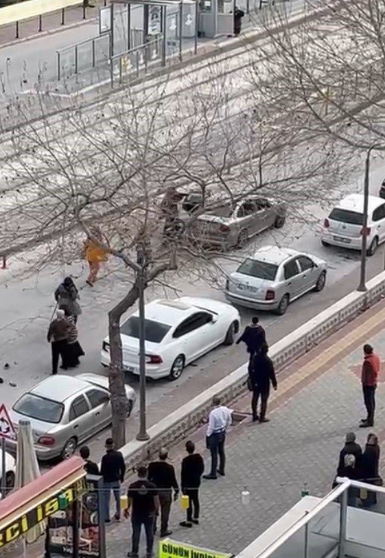 Kadınların Otomobildeki Şahıslarla Kavga Anı Kamerada