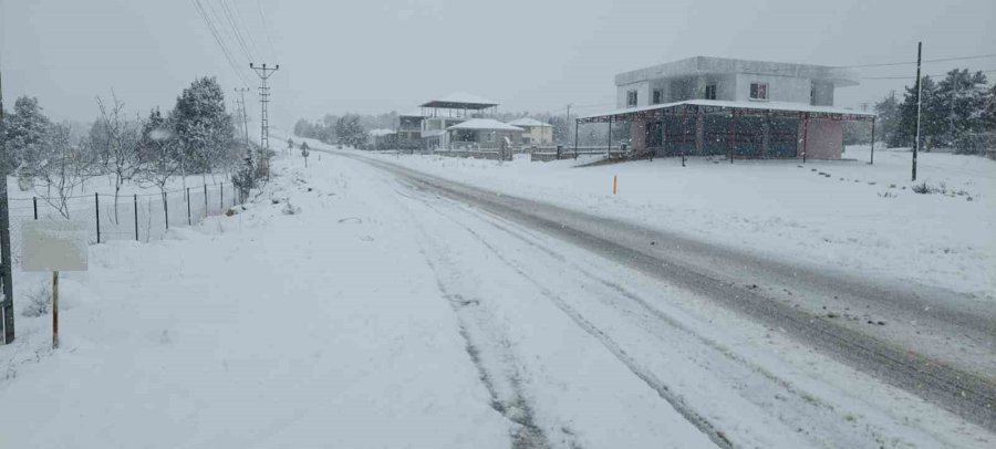 Mersin’de Kar Birçok Noktayı Beyaza Bürüdü, Araçları Yolda Bıraktı