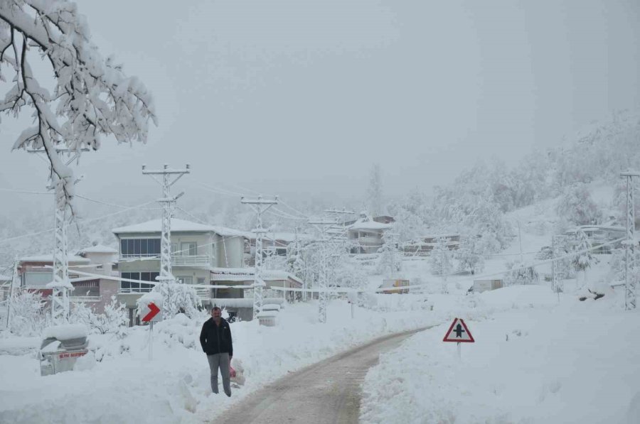 Mersin’de Kar Yağışı: Karaman Yolu Büyük Araçlara Kapatıldı