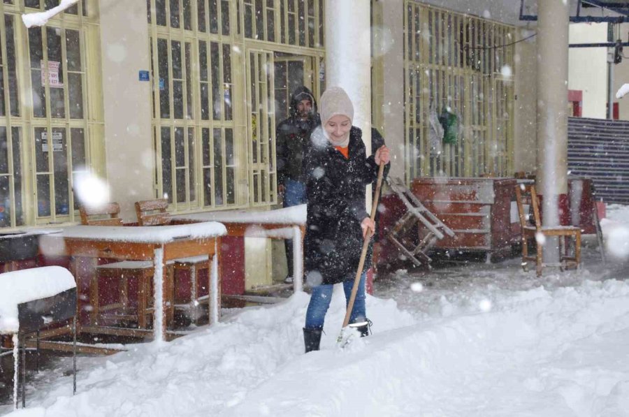 Mersin’de Kar Yağışı: Karaman Yolu Büyük Araçlara Kapatıldı