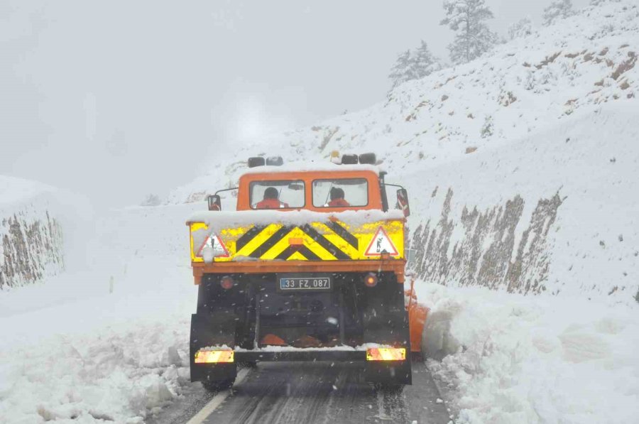 Mersin’de Kar Yağışı: Karaman Yolu Büyük Araçlara Kapatıldı