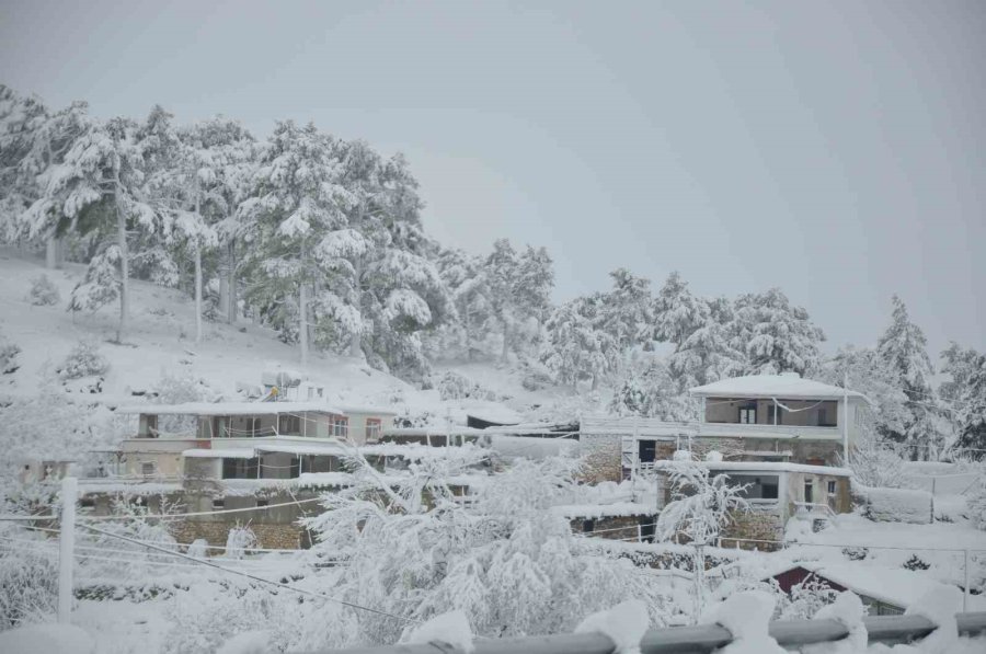 Mersin’de Kar Yağışı: Karaman Yolu Büyük Araçlara Kapatıldı