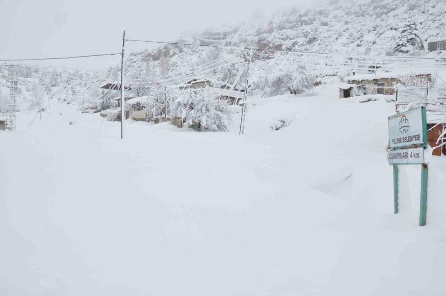 Mersin’de Kar Yağışı: Karaman Yolu Büyük Araçlara Kapatıldı