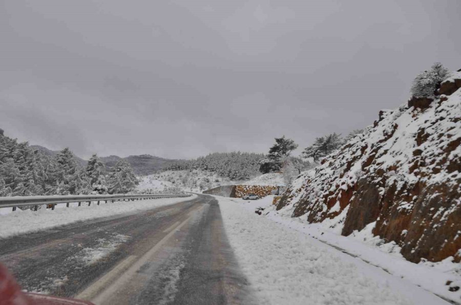 Mersin’de Kar Yağışı: Karaman Yolu Büyük Araçlara Kapatıldı