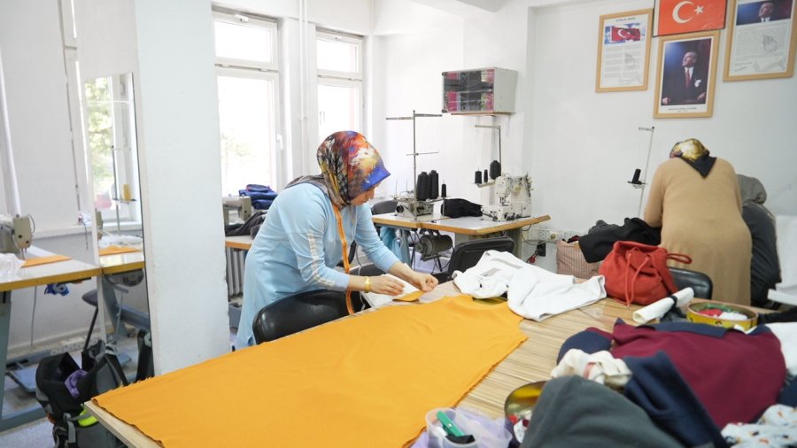 Önce Dikiş Öğrendiler, Şimdi Kendi Kıyafetlerini Dikiyorlar