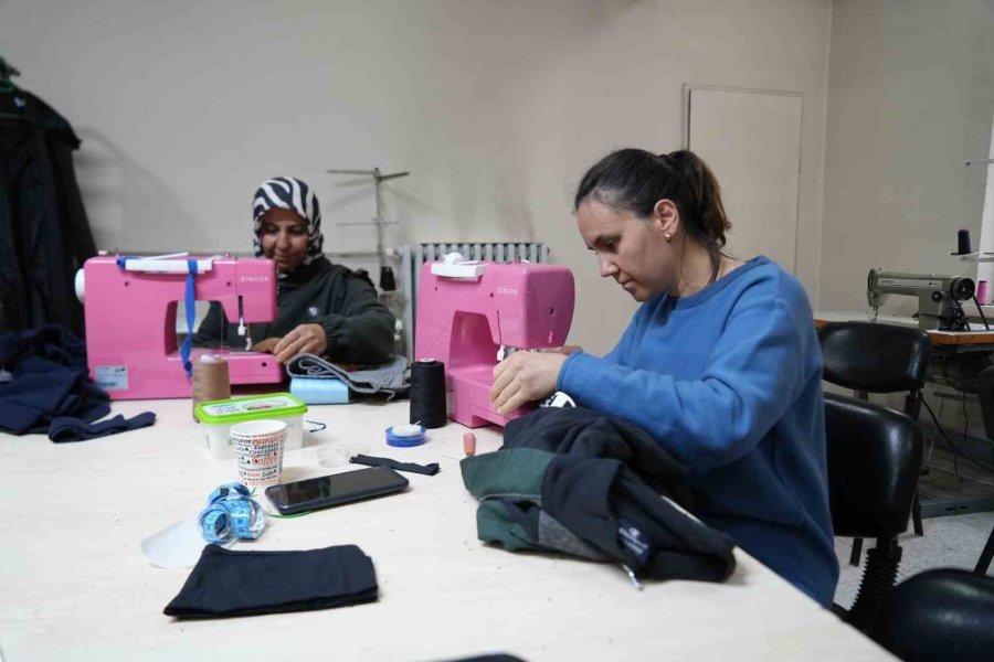 Önce Dikiş Öğrendiler, Şimdi Kendi Kıyafetlerini Dikiyorlar