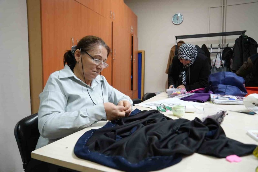 Önce Dikiş Öğrendiler, Şimdi Kendi Kıyafetlerini Dikiyorlar