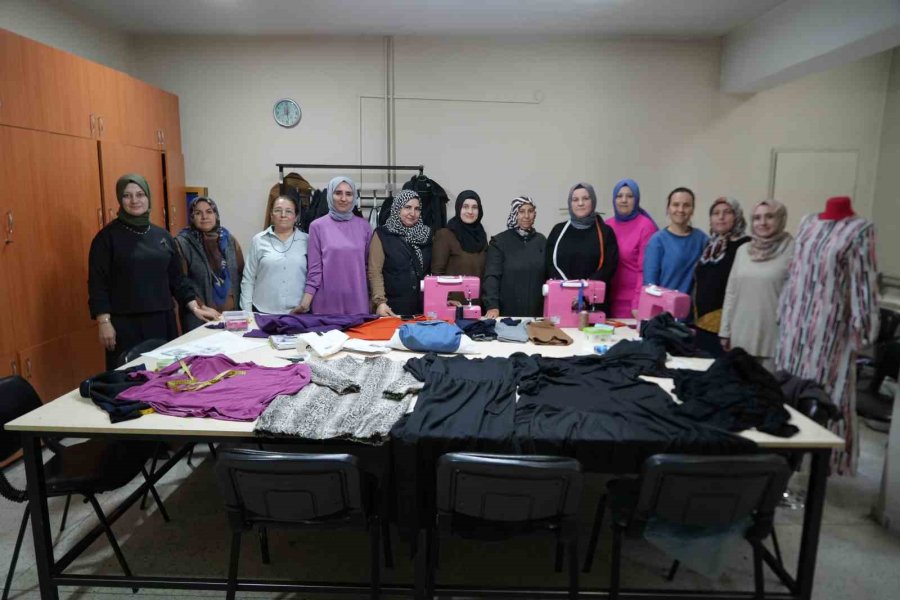 Önce Dikiş Öğrendiler, Şimdi Kendi Kıyafetlerini Dikiyorlar