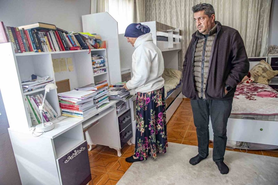 6 Gün Boyunca Bankın Üzerinde Kızından İyi Bir Haber, Kızına Çarpan Sürücüden Özür Bekledi İkisi De Olmadı