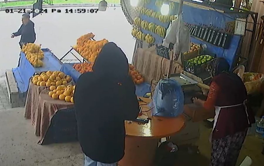 6 Gün Boyunca Bankın Üzerinde Kızından İyi Bir Haber, Kızına Çarpan Sürücüden Özür Bekledi İkisi De Olmadı