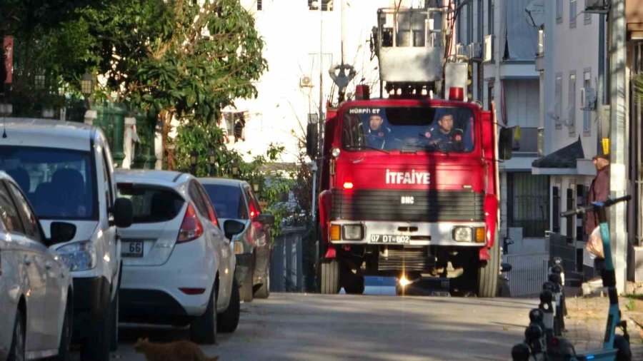 "uyduda Parazit Var" Deyip Çatıya Çıktı, 2 Metre Yükseklikte Mahsur Kaldı