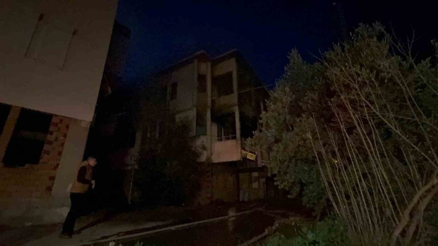 Alevlere Teslim Olan Ev Kullanılamaz Hale Geldi