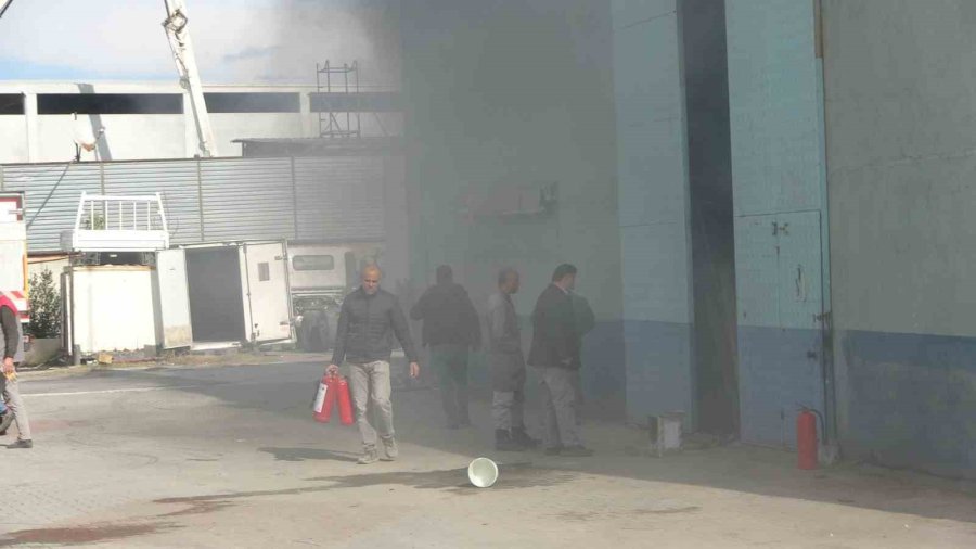 Manavgat’t İş Yeri Yangını Korkuttu