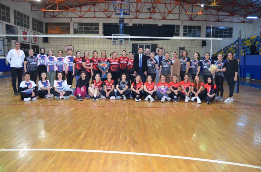 Alanya’da Sağlıkçılar Voleybol Turnuvasında Buluştu