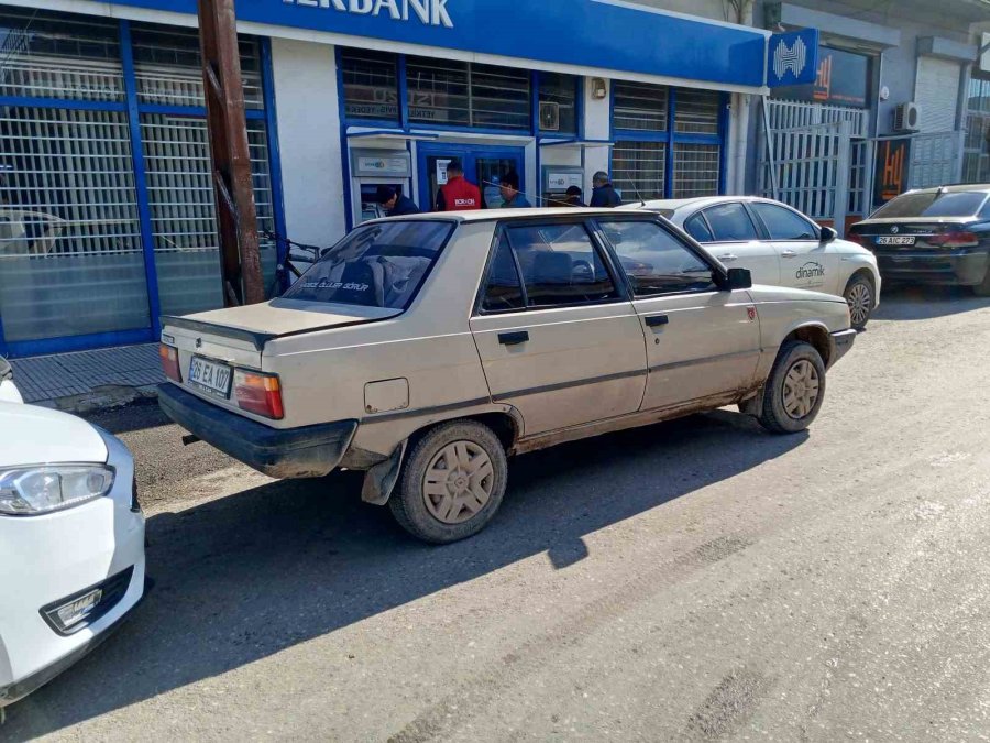 Aracın Arka Camına Kaplaması Yapılan Ünlü Replik İlgi Çekti