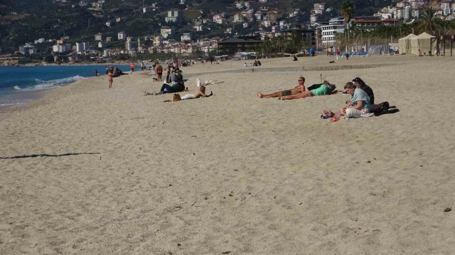 Alanya’da Güzel Havayı Fırsat Bilen Turistler Deniz Kenarına Koştu