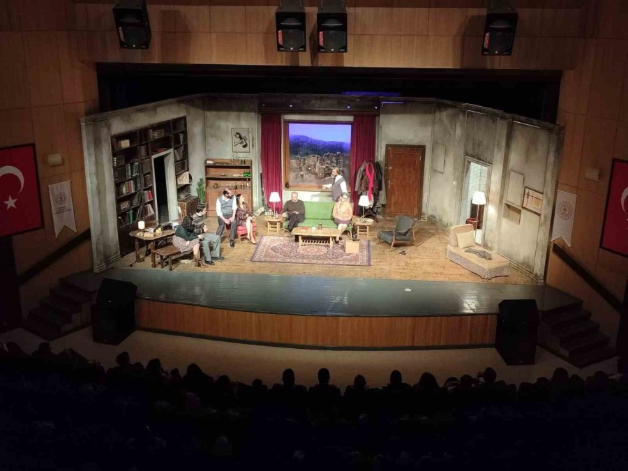 İstanbul Devlet Tiyatroları Karaman’da Sahne Aldı