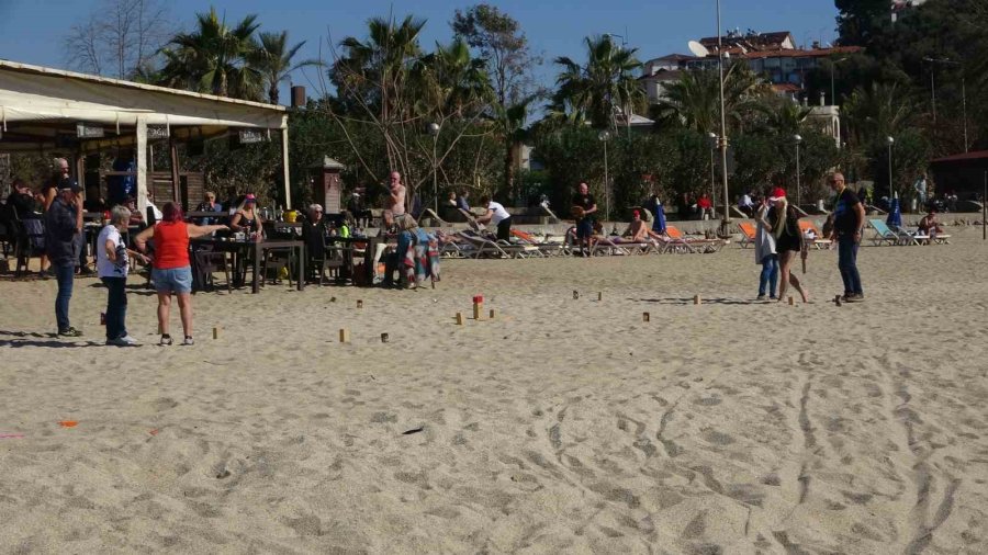 Alanya’da Güzel Havayı Fırsat Bilen Turistler Deniz Kenarına Koştu