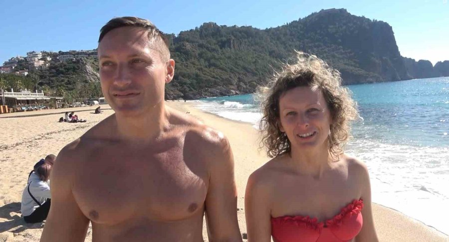 Alanya’da Güzel Havayı Fırsat Bilen Turistler Deniz Kenarına Koştu