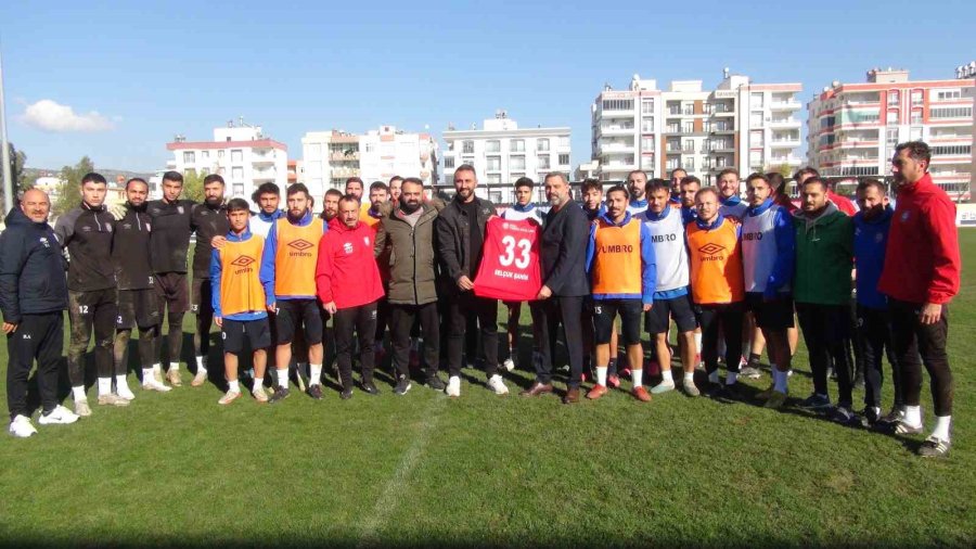 Selçuk Şahin’e Yıllar Önce Futbola Başladığı Silifke’de Doğum Günü Sürprizi