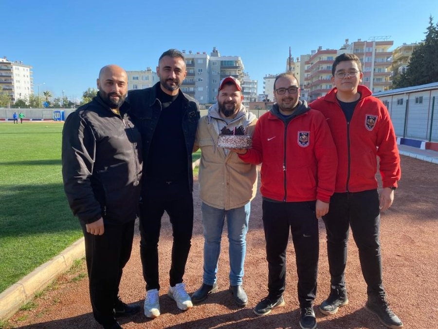 Selçuk Şahin’e Yıllar Önce Futbola Başladığı Silifke’de Doğum Günü Sürprizi