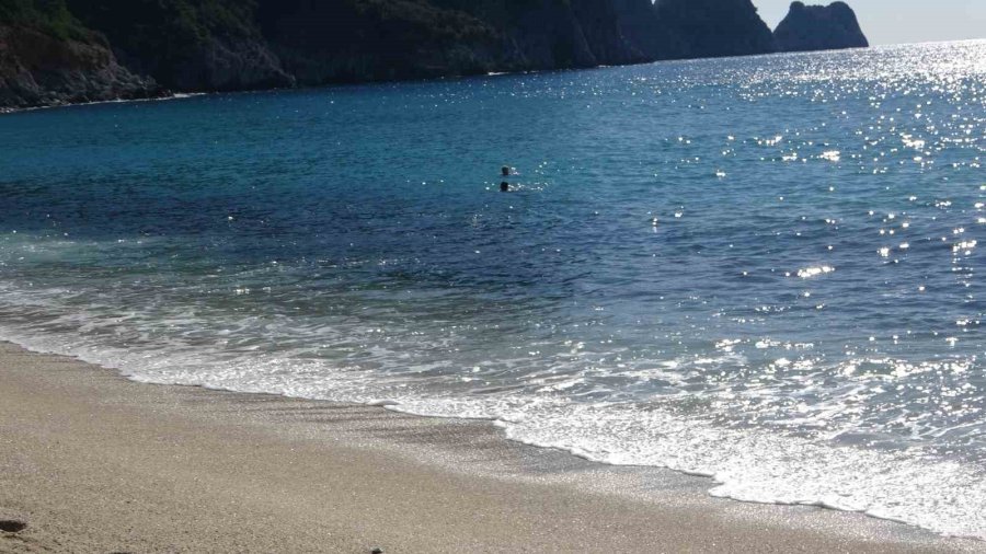 Alanya’da Güzel Havayı Fırsat Bilen Turistler Deniz Kenarına Koştu