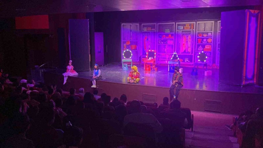 Mersin Şehir Tiyatrosu, 2 Tiyatro Oyunuyla Seyhan’da Sahne Aldı