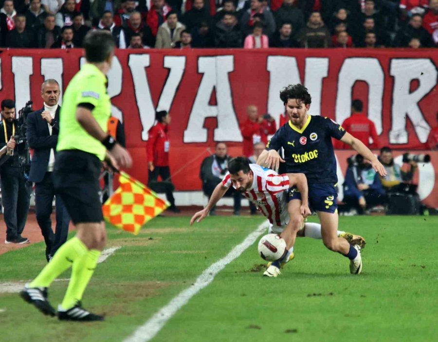Trendyol Süper Lig: Antalyaspor: 0 - Fenerbahçe: 1 (ilk Yarı)