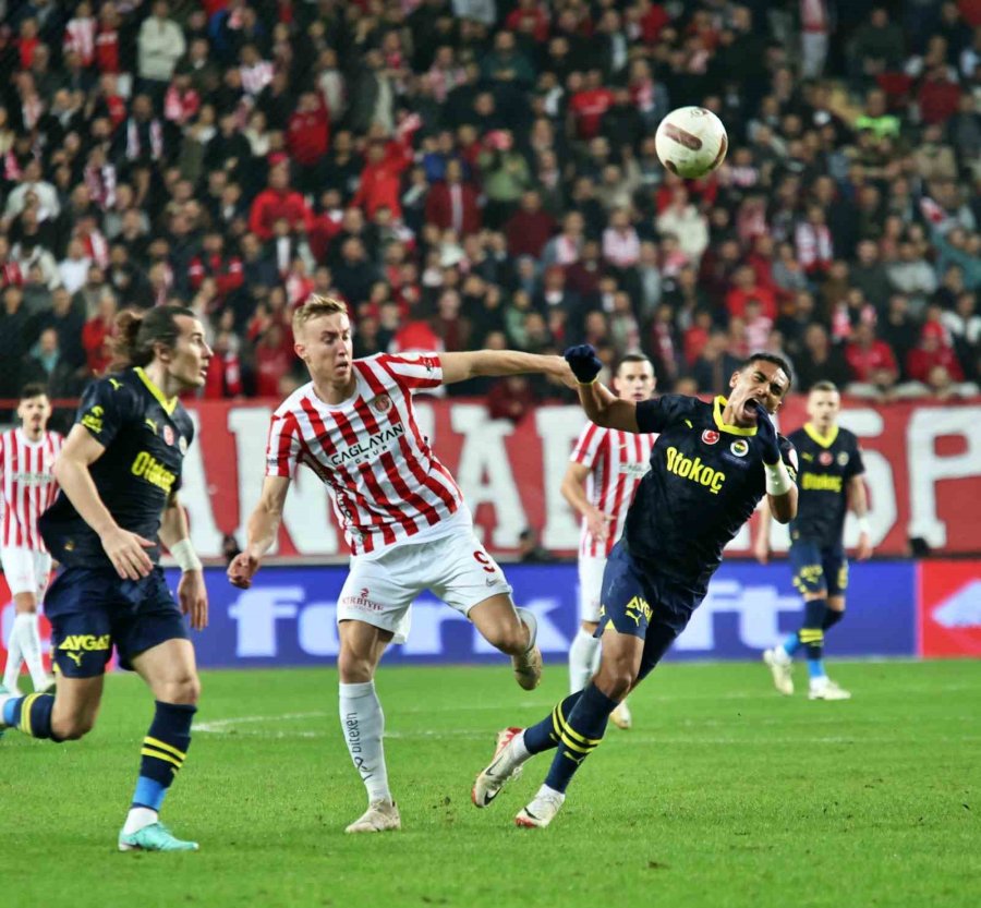 Trendyol Süper Lig: Antalyaspor: 0 - Fenerbahçe: 1 (ilk Yarı)