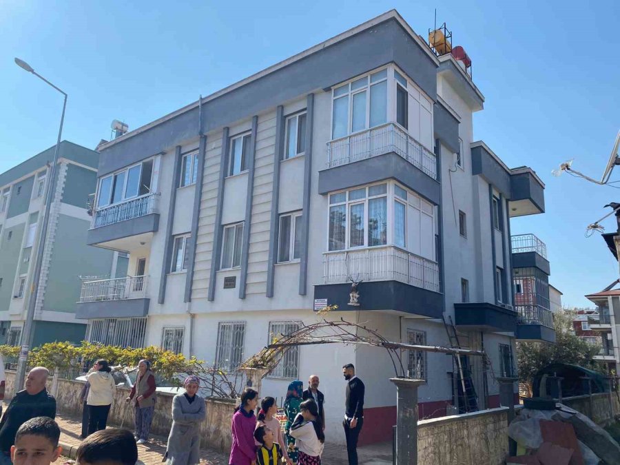 Çatıdaki Güneş Enerjisi Panelini Düzeltmek İsterken Canından Oluyordu