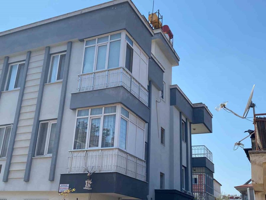 Çatıdaki Güneş Enerjisi Panelini Düzeltmek İsterken Canından Oluyordu