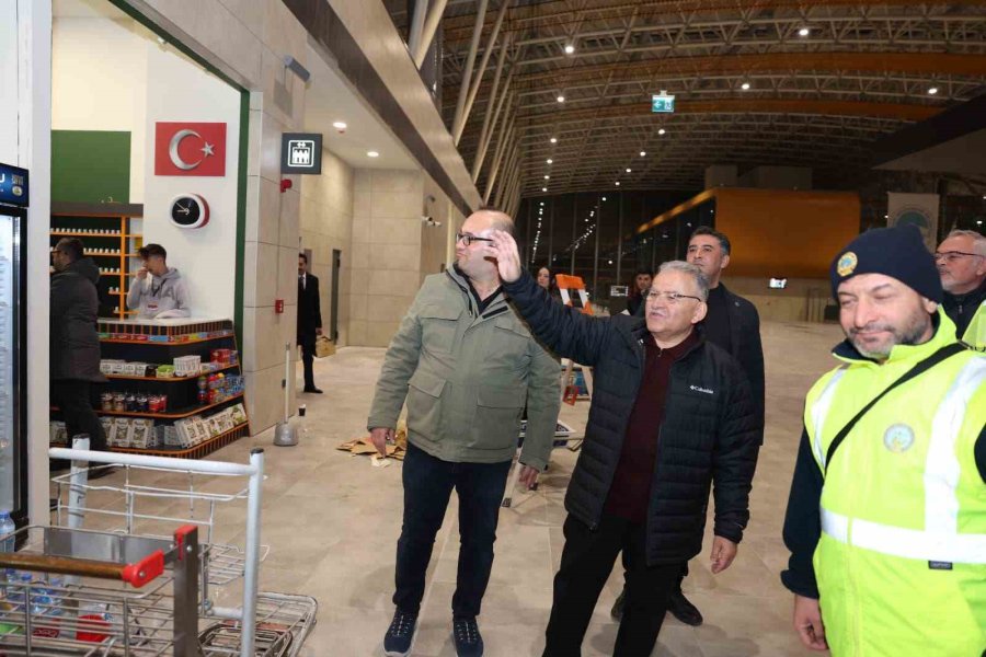 Kayseri Havalimanı’nın Yeni Terminal Binasının İlk Yolcuları Karşılandı