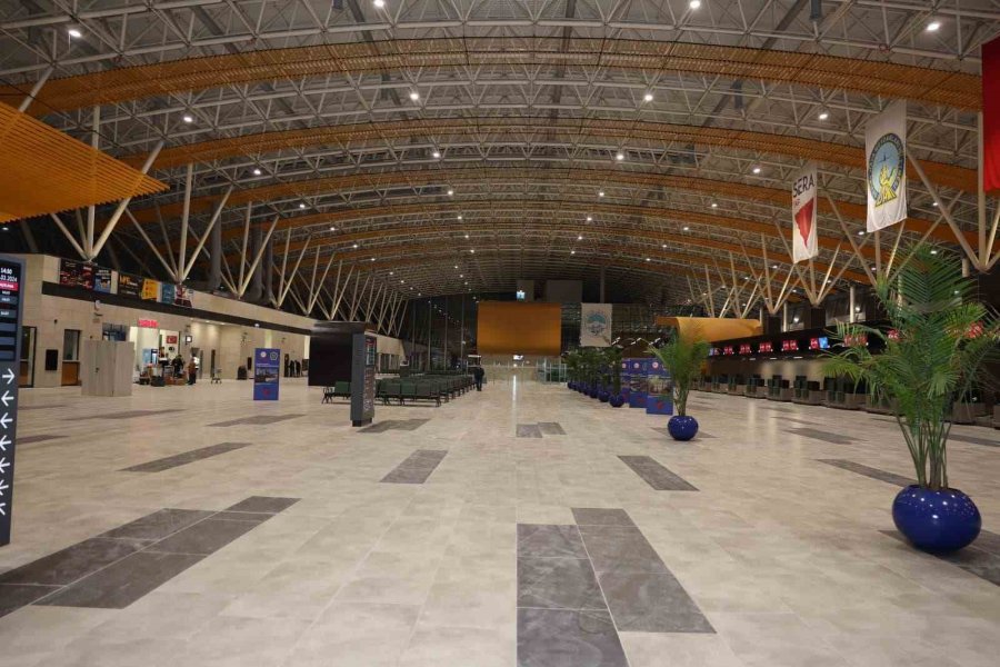 Kayseri Havalimanı’nın Yeni Terminal Binasının İlk Yolcuları Karşılandı