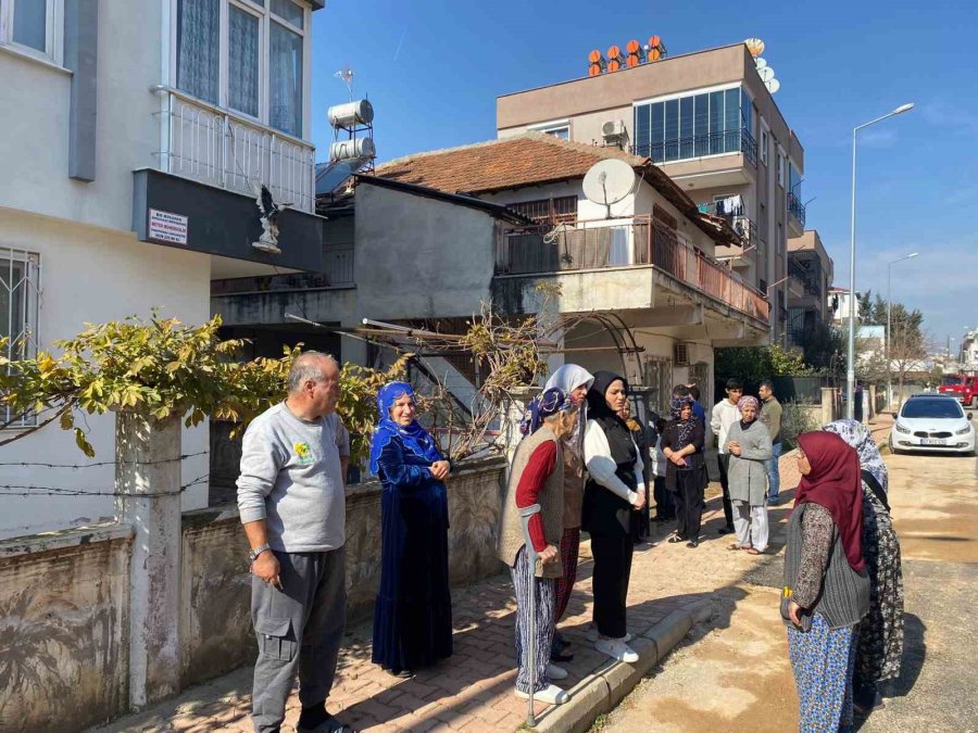 Çatıdaki Güneş Enerjisi Panelini Düzeltmek İsterken Canından Oluyordu