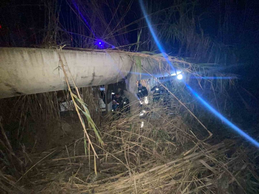 Dere Yatağına Uçan Otomobil İçin Yardıma Koştular, Bulmaca Gibi Kazayı Çözmeye Çalıştılar