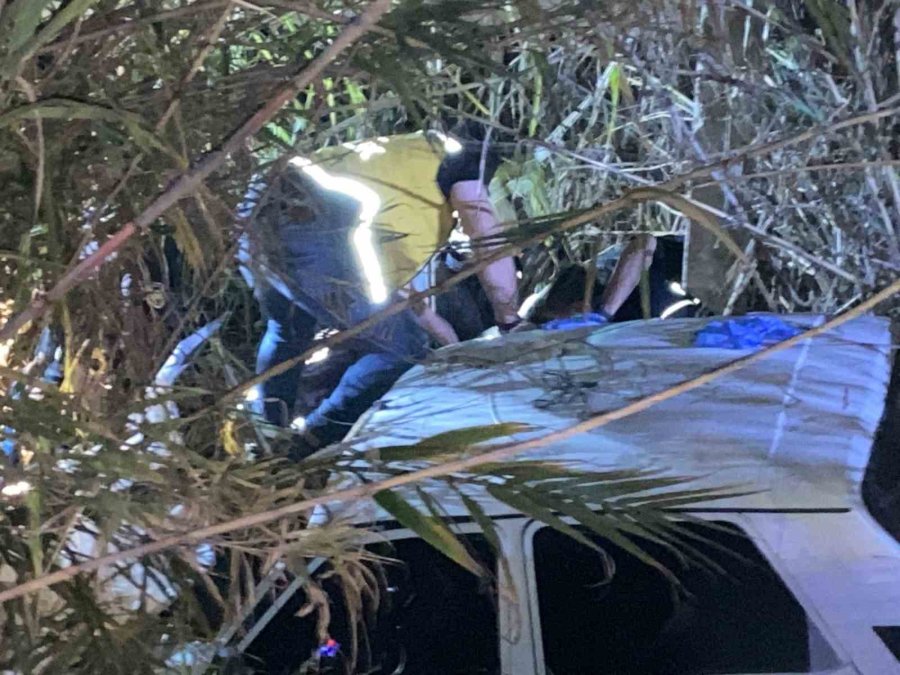 Dere Yatağına Uçan Otomobil İçin Yardıma Koştular, Bulmaca Gibi Kazayı Çözmeye Çalıştılar