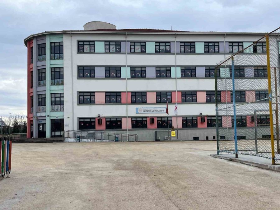 Kavga Sonrası 6 Öğretmenin Başka Okullara Tayin Edilmesi Velilerin Tepkisine Neden Oldu