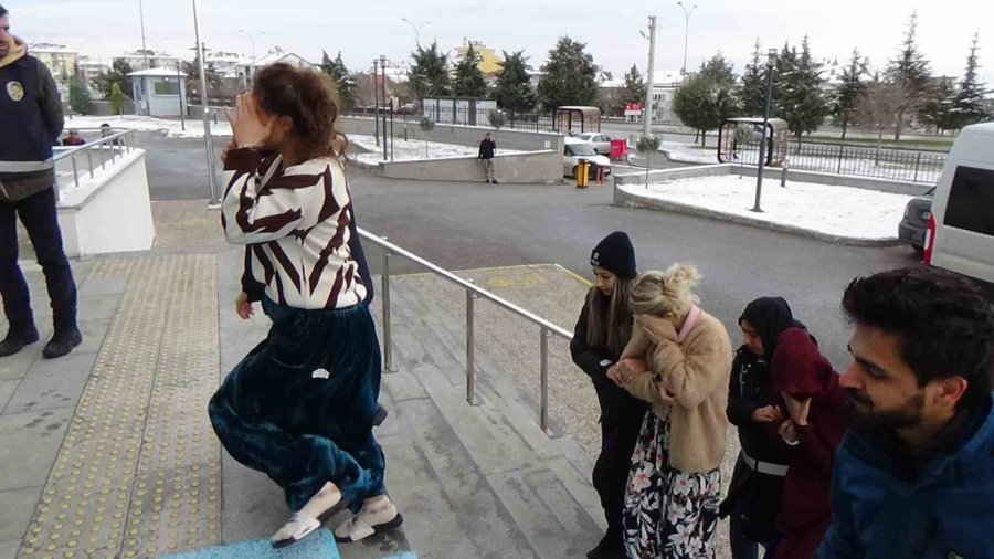 Karaman’da 1 Milyon 100 Bin Liralık Ziynet Eşyası Çalan 3 Kadın Tutuklandı